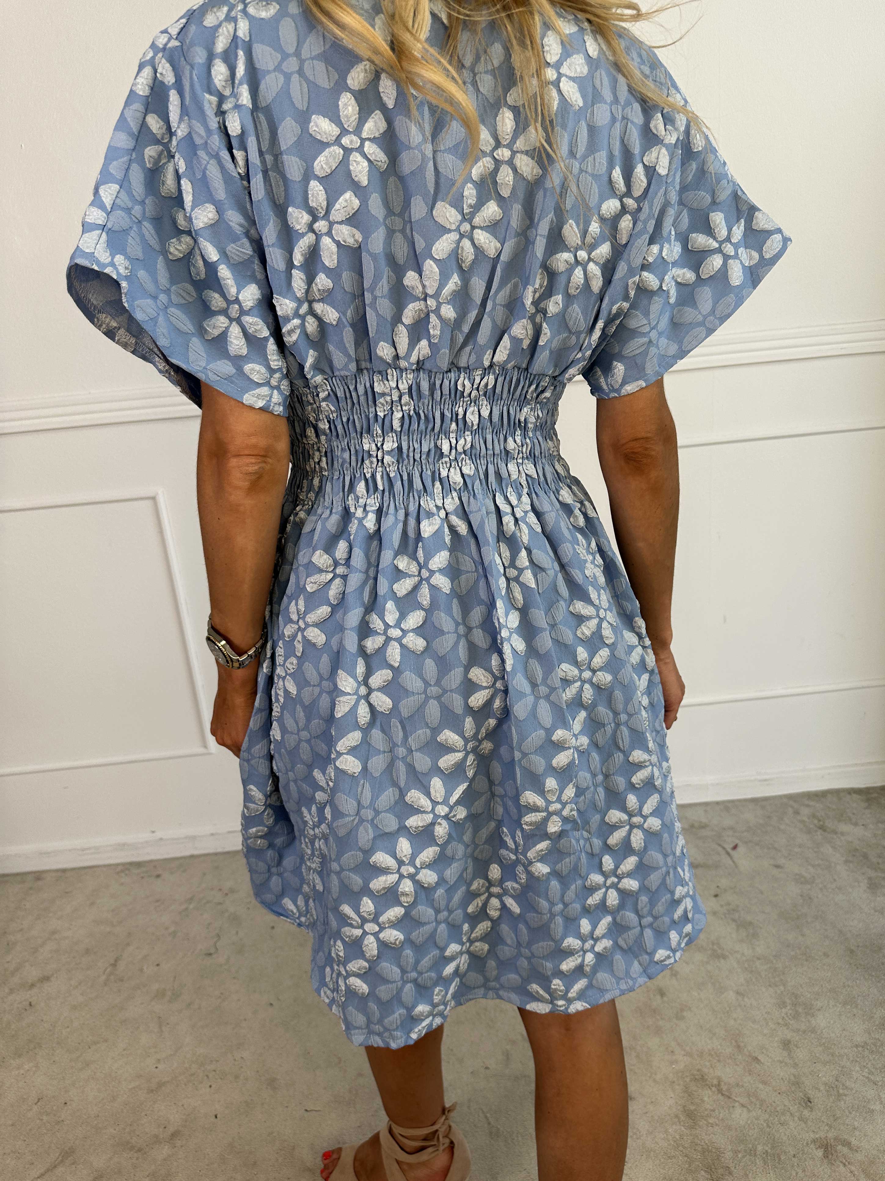 Pams Bloom Short - Feminin kjole med blomstermotiver